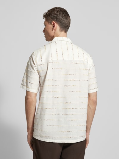 Männermodel trägt Regular Fit Freizeithemd mit Knopfleiste Modell 'klampo' von Matinique, Baumwoll-Mix, cremefarben, Rückansicht, Ganzkörperansicht.