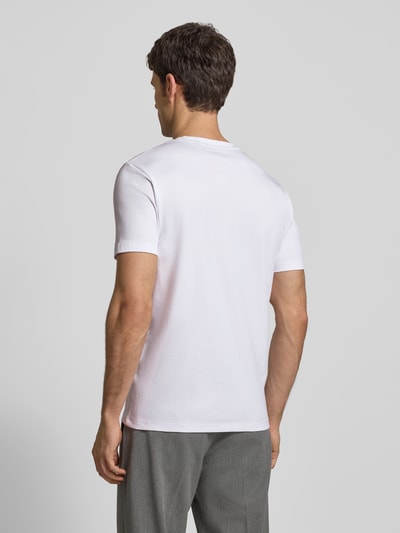 Männermodel trägt T-Shirt mit geripptem Rundhalsausschnitt von Christian Berg Men aus reiner Baumwolle, Regular Fit, Rückansicht Ganzkörperansicht.