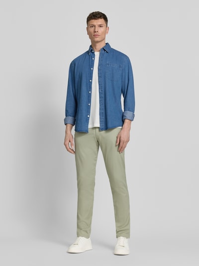Mannelijk model draagt Regular Fit broek met steekzakken model 'CORDOBA' van bugatti, mix van katoen en elastaan, regular fit, heren, bandwijdte maat 32/32: 43 cm, binnenbeenlengte maat 32/32: 80 cm, voorkant volledig zichtbaar, geheellichaamsopname van voren
