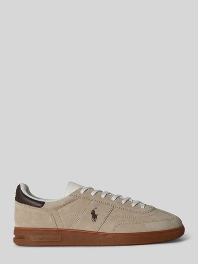 Produktfoto, Low Top Sneaker aus Veloursleder von Polo Ralph Lauren in Beige mit brauner Gummisohle, Logo-Stitching, strukturierte Sohle