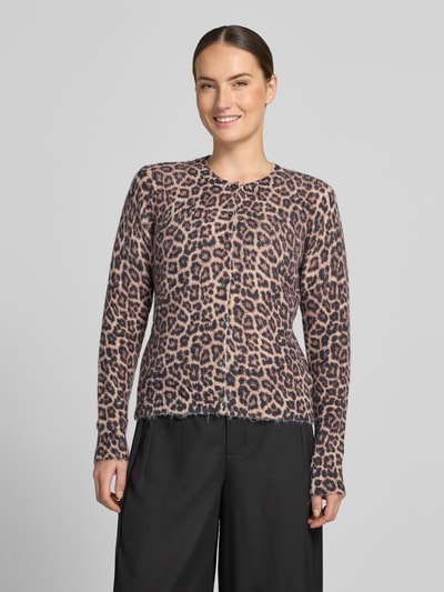 Vrouwenmodel draagt Regular fit gebreid jack uit elastische wolmix van Christian Berg Woman met dierenprint, knoopsluiting, langmouwig design, ruglengte maat S 53 cm, mouwlengte maat S 62 cm, kleurenmix van beige en bruin, zachte textuur, effen zwarte broek, volledig frontaal zicht op het bovenlichaam.