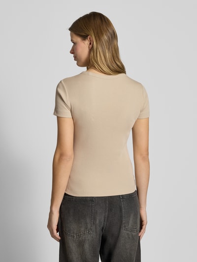 Frauenmodel trägt Slim Fit T-Shirt mit Logo-Stitching von G-Star Raw in Beige, elastischer Baumwoll-Mix, Ganzkörperansicht Rückansicht.