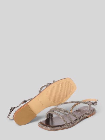 Produktfoto, Sandalette mit Ziersteinbesatz von ALMA EN PENA in Grau mit schmalen Riemen, glatte Sohle, Absatzhöhe 2 cm, Schaftweite 7 cm.