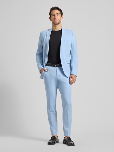 Mannelijk model draagt Regular Fit Anzugsakko met viscose van s.Oliver BLACK LABEL in mêlee look, lange mouw, reverskraag, 2-knoopsluiting, borstzak, patzakken, binnenzak, loopsplit aan de rompzoom, regular fit pasvorm. Ganzkörperansicht van voren.