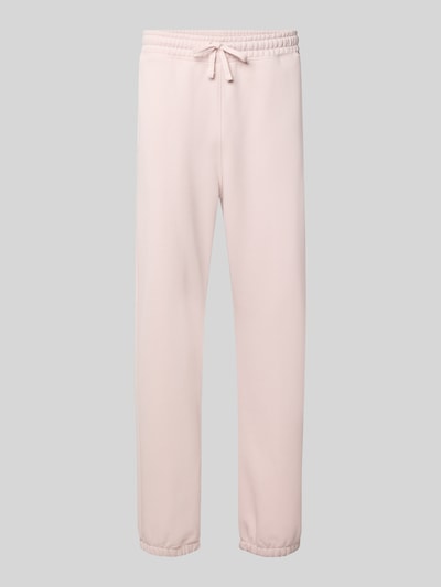Produktfoto, Sweatpants mit Label-Detail von Champion in hellem Beige, gerader Schnitt, Baumwollmischung, seitliche Taschen, elastischer Bund.
