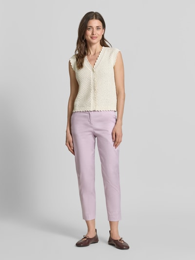 Vrouwenmodel draagt Slim Fit Stoffhose in verkürzter Passform van Christian Berg Woman, lila katoenmix, steek- en achterzakken, knoop-ritssluiting, slim fit, verkorte lengte, full-body aanzicht van voren.