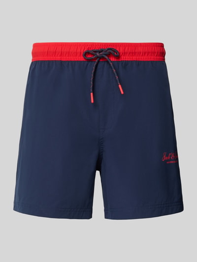Produktfoto, Badeshorts mit Gesäßtasche Modell 'MAUI' von JACK & JONES in Dunkelblau und Rot mit elastischem Bund, Kordelzug, Logo-Print, Label-Detail