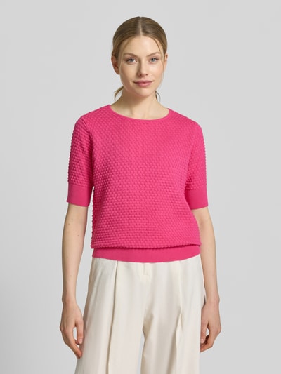 Vrouwenmodel draagt Strickpullover mit 1/2-Arm Modell 'Dodo' van FREE/QUENT in felroze, structuurpatroon, regular fit, katoenen stof, ronde halslijn, halve mouw, vooraanzicht heuphoogte.