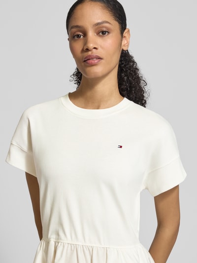 Frauenmodel trägt Ausgestelltes Freizeitkleid aus Material-Mix Modell 'CODY' von Tommy Hilfiger, Optik: Unifarben, Midi-Länge, Rundhals, Logo-Stitching, Kurzarm, Material: reine Baumwolle, Baumwoll-Mix, Nahaufnahme Oberkörper.