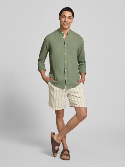 Männermodel trägt Slim Fit Freizeithemd aus Baumwoll-Leinen-Mix Modell 'CAIDEN' von Only & Sons in Optik: Unifarben, Ganzkörperansicht von vorne.