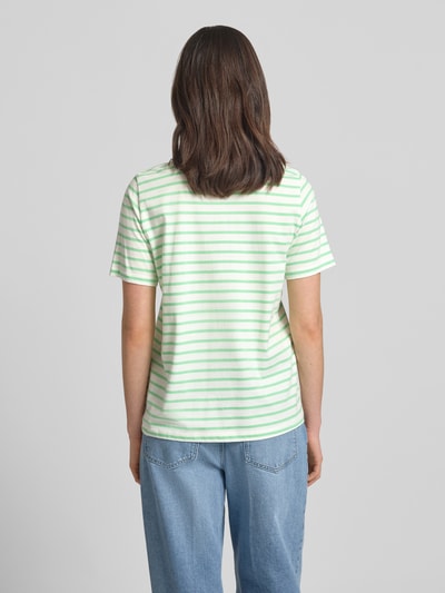 Frauenmodel trägt Regular Fit T-Shirt aus reiner Baumwolle von s.Oliver RED LABEL, Optik: Unifarben, Muster: Gestreift, Ganzkörperansicht Rückansicht.