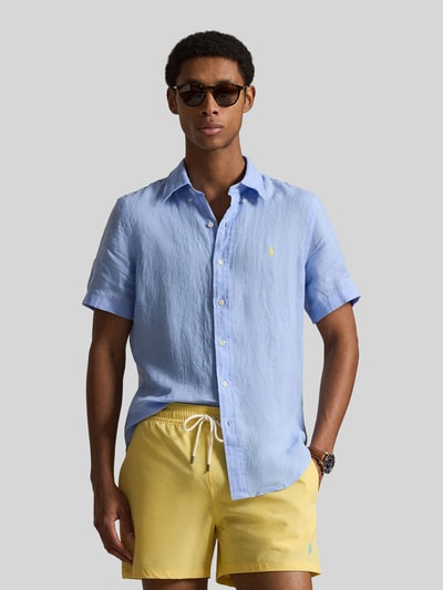 Mannenmodel draagt Regular Fit Leinenhemd met Button-Down-Kragen van Polo Ralph Lauren, look: effen kleuren, regular fit pasvorm, button-downkraag, doorlopende knoopsluiting, gestikt logo, korte mouw, licht afgeronde rompzoom, materiaal: puur linnen, frontaal totaalbeeld