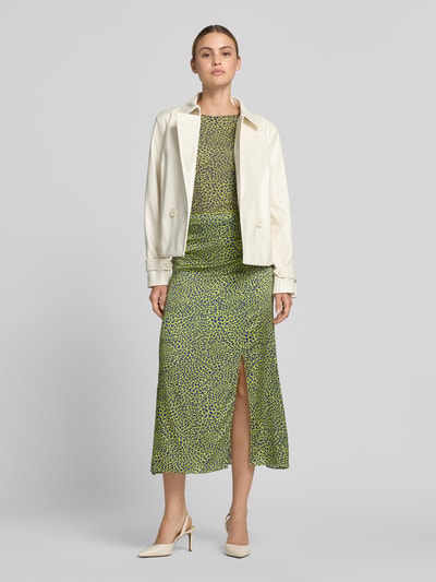 Vrouwenmodel draagt Midirock aus Viskose-Mix mit Seiden-Anteil van Marc Cain, all-over dierenprint, lichte A-lijn, naadritssluiting, maat 36, totale lengte 81 cm, bandwijdte 37 cm, full body frontaal.