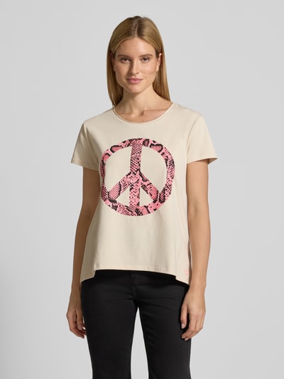 Frauenmodel trägt Relaxed Fit T-Shirt mit Motiv-Print Modell 'Peace' von miss goodlife in Beige und Rosa, Baumwoll-Mix, Nahaufnahme Oberkörper.
