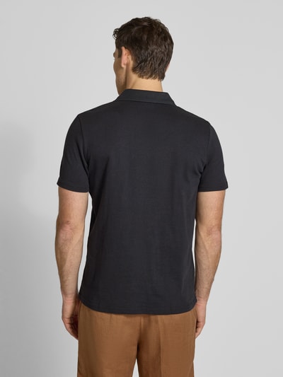 Männermodel trägt Slim Fit Poloshirt mit V-Ausschnitt von MCNEAL in Schwarz, reine Baumwolle, Ganzkörperansicht Rückansicht.