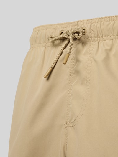 Produktfoto, beige Badehose mit Kordelzug und Label-Patch Modell 'Mike' von Shiwi, Loose Fit, Gesäßleistentasche, elastischer Bund
