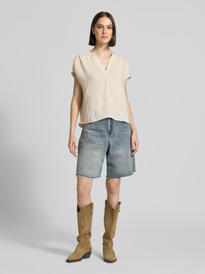 Vrouwenmodel draagt Blusenshirt aus Modal-Mix model 'Sawoko' van OPUS, dames relaxed fit in beige, V-hals, Ganzkörperansicht van voren, ruglengte maat 36 56 cm, mouwlengte maat 36 16 cm, modalmix, blouselook