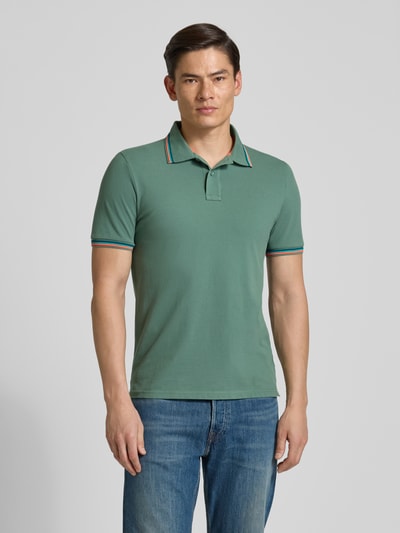 Männermodel trägt Slim Fit Poloshirt mit Kontraststreifen Modell 'Brice' von Sundek in Grün, Baumwoll-Elasthan-Mix, Ganzkörperansicht von vorne.
