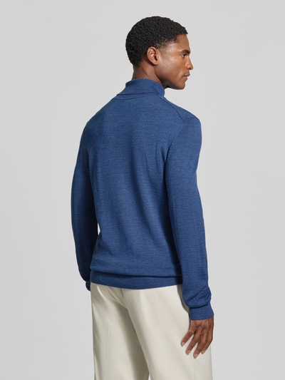 Männermodel trägt Wollpullover mit Rollkragen von Christian Berg Men in Blau, gerader Schnitt, gerippte Abschlüsse, Rückansicht, KI-modifiziertes Bild.