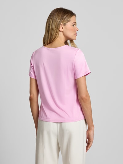 Vrouwenmodel draagt Regular Fit Bluse aus Satin van Christian Berg Woman Selection in lichtroze satijn, ruglengte 56 cm, mouwlengte 20 cm, ronde hals, met korte mouwen, satijnlook, blouse, ganzkörperaanzicht rugaanzicht.