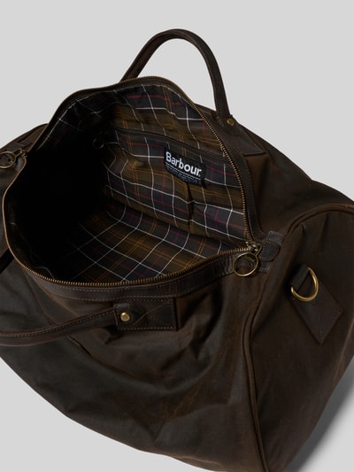 Produktfoto, Weekender aus reiner Baumwolle von Barbour in Optik: Unifarben, Reißverschluss, Aufteilung: Hauptfach, Innenfach, Reißverschlussfach außen, Label-Stitching-Applikation, Tragehenkel, Form: Rechteckig, Funktion: Wasserdicht, feine Webstruktur, Material: Reine Baumwolle, braune Oberfläche mit gemustertem Innenfutter.