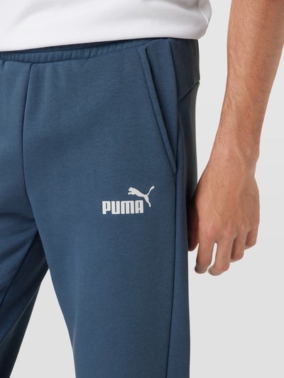 PUMA PERFORMANCE Sweatpants mit Logo-Print Modell 'ESS LOGO PANT' Rauchblau 3