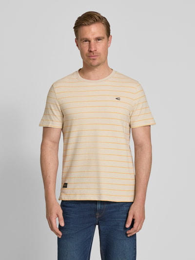 Männermodel trägt T-Shirt mit Streifenmuster und Logo van camel active, regular fit, katoen, ronde hals, geel en wit, voorkant, bovenlichaam close-up