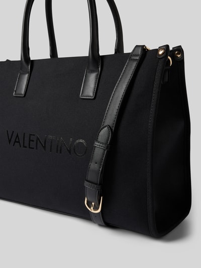 Produktfoto, schwarze Handtasche aus Baumwoll-Viskose-Mix Modell 'ACANTHA' von VALENTINO BAGS, goldene Details, sichtbares Logo, strukturierte Oberfläche, mit Reißverschluss, Tragehenkel und abnehmbarem Schulterriemen, 39x31x14 cm, Länge Schulterriemen 126 cm.