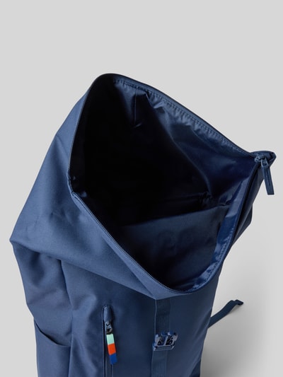 Produktfoto, Rucksack mit Reißverschlusstasche Modell 'ROLLTOP EASY' von Gotbag in Dunkelblau, Rolltop, Hauptfach mit Reißverschluss, Tragehenkel, verstellbare Träger, Breite 32 cm, Länge 47 cm, Tiefe 15 cm, Schulterriemen 65 cm, glatte Oberfläche, klare Linien.
