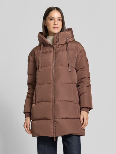Frauenmodel trägt Jacke mit Daunen- und Federfüllung Modell 'Nova Avon' von MOS MOSH in Braun, Stehkragen, Eingrifftaschen, Ganzkörperansicht von vorne.