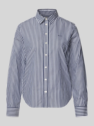 Produktfoto, Regular Fit Bluse mit Streifenmuster und Label-Stitching von Gant aus reiner Baumwolle, dunkle und weiße Streifen, Knopfleiste, Hemdblusenkragen.