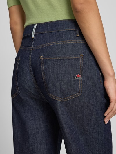 Kobieta nosi Barrel Jeans aus Baumwoll-Mix Modell 'Ballon Str Denim' od Buena Vista, ciemnoniebieski denim, tekstura gładka, zbliżenie tylnej części, damskie jeansy Buena Vista.