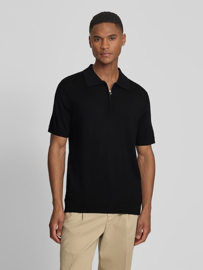 Männermodel trägt Regular Fit Poloshirt aus reiner Wolle Modell 'TRAY' von SELECTED HOMME, Optik: Unifarben, Strick, Ganzkörperansicht von vorne.