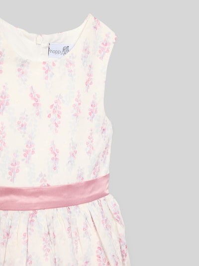 Meisje draagt Regular Fit Kleid mit floralem Allover-Print van Happy Girls, katoenmix, a-lijn, mouwloos, satijnen strik, detailopname bovenlichaam.