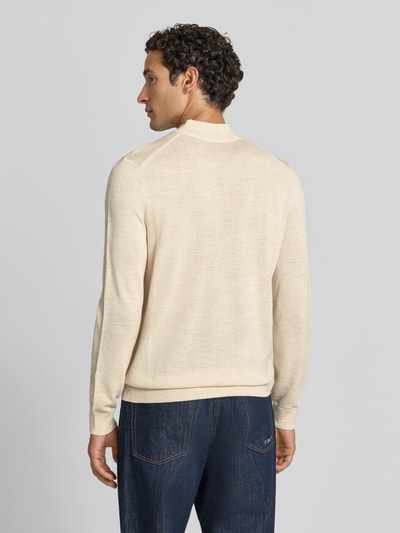 Männermodel trägt Regular Fit Turtleneck aus Woll-Mix von Christian Berg Men in Beige mit gerippten Abschlüssen, Ganzkörperansicht Rückansicht.
