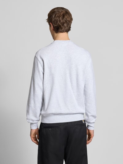 Męski model ma na sobie Sweatshirt mit Label-Detail od Carhartt Work In Progress, bawełna, krój regular fit, szare, długość tyłu 67 cm, rękaw 66 cm, widok całej sylwetki tyłem.