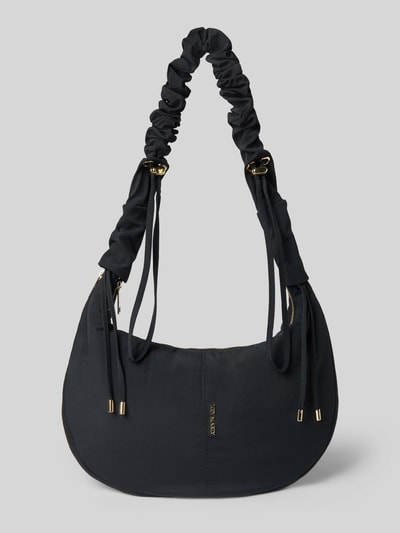 Produktfoto, schwarze Shoulder Bag mit Logo-Detail Modell 'Easy Buddy' von Hey Marly, goldfarbene Akzente, glatte Textur, sichtbarer Reißverschluss, Sicht auf Hauptfach und Schulterriemen mit Tunnelzug, Breite 42 cm, Länge 32 cm, Tiefe 3 cm, Länge Schulterriemen 72 cm