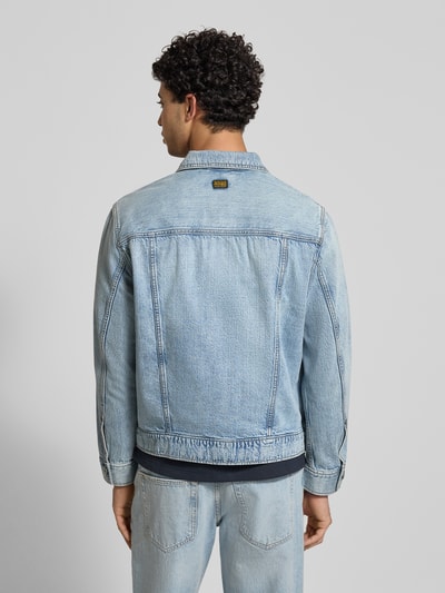 Männermodel trägt Jeansjacke mit Knopfleiste und Brusttaschen Modell 'Dakota' von G-Star Raw in hellem Blau, Reine Baumwolle, Regular-Fit, Umlegekragen, sichtbare Nähte, glatte Textur, Ganzkörperansicht Rückansicht, Rückenlänge bei Größe M 63 cm, Schulterbreite 47 cm, Brustweite 58 cm, Ärmellänge 66 cm.