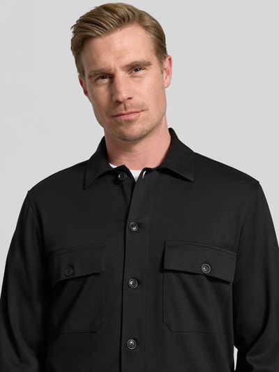 Männermodel trägt Jersey Overshirt mit borstzakken van Roy Robson, viscosemix met stretch, regular fit, platte kraag, knoopsluiting, ruglengte bij maat M 76 cm, Nahaufnahme Oberkörper.