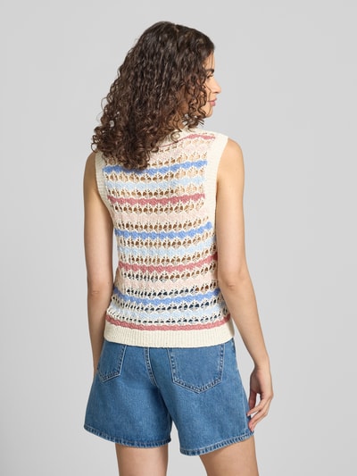Vrouwenmodel draagt Regular Fit Strick-Top met groben Strickmustern Modell 'GEENA' van ONLY, meerkleurige gebreide look, dames knitwear, volledige achteraanzicht.