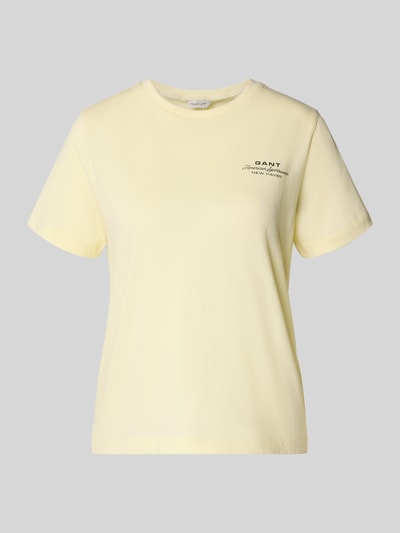 Produktfoto, T-Shirt mit Label-Print und Rundhalsausschnitt von Gant, damski t-shirt z bawełny, krój regular fit, nadruk z logo, okrągły dekolt, długość tyłu w rozmiarze S: 57 cm, jasny żółty, prosta forma, gładka faktura