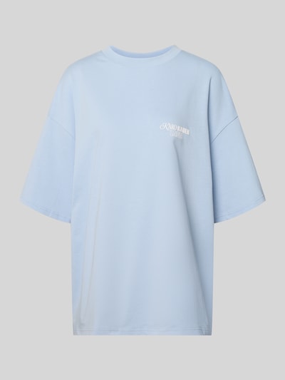 Produktfoto, Oversized T-Shirt mit rückseitigem Statement-Print von Karo Kauer, Damen T-Shirt aus Reine Baumwolle, Oversized-Fit, Rundhalsausschnitt, überschnittene Schultern, Vorderseite mit Label-Print, Rückenlänge 71 cm bei Größe S, hellblau, glatte Oberfläche.