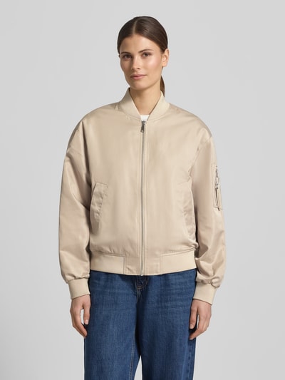 Frauenmodel trägt Regular Fit Bomberjacke mit College-Kragen von s.Oliver RED LABEL in Optik: Unifarben, Materialverarbeitung: Satin, Ganzkörperansicht von vorne.