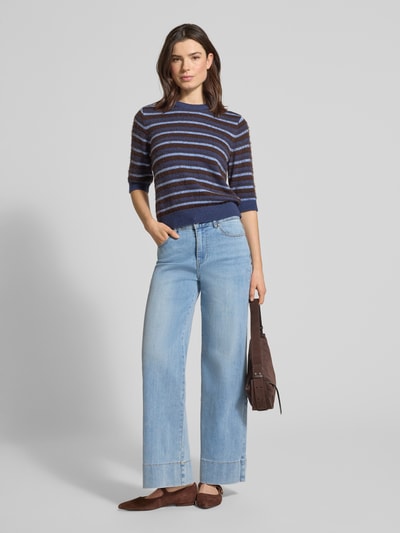 Frauenmodel trägt Wide Leg Jeans mit Eingrifftaschen von Buena Vista, Baumwoll-Mix mit Viskose-Anteil, hellblau, Ganzkörperansicht von vorne.