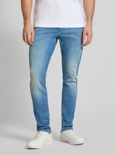 Männermodel trägt Slim Fit Jeans aus Baumwoll-Mix Modell 'LOOM' von Only & Sons in hellblauem Denim, 5-Pocket-Design, Ganzkörperansicht von vorne.