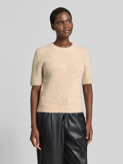 Vrouwenmodel draagt gebreid shirt van Alpacamix, recht model, ronde hals, 1/2-mouwen, Model 'JEANNE' van Samsøe Samsøe, Dames, Ganzichaamsaanzicht van voren. Ruglengte bij maat S 54 cm, mouwlengte bij maat S 27 cm.