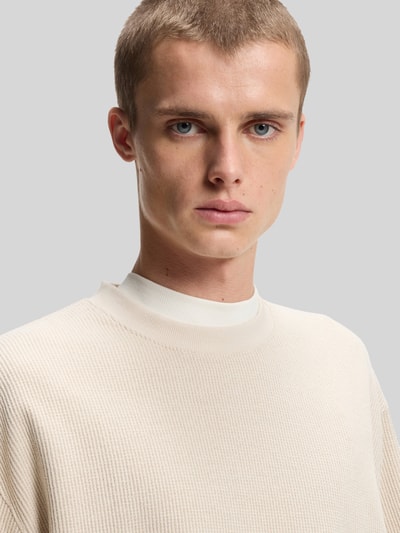 Männermodel trägt Relaxed Fit T-Shirt aus Baumwoll-Mix Modell 'NUWAFFLE' von HUGO, Optik: Unifarben, Struktur, Nahaufnahme Oberkörper.