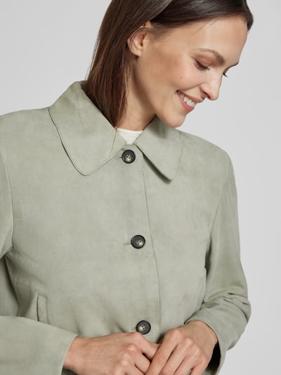 Vrouwenmodel draagt Regular Fit Lederjacke aus echtem Ziegenvelours van Marc O'Polo, look: effen, platte kraag, knoopsluiting, steekzakken, materiaalverwerking: velours, materiaal: geitenleer. Close-up bovenlichaam.
