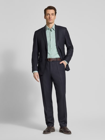 Männermodel trägt Regular Fit Business-Hemd mit Kentkragen von ETERNA in Mint, Reine Baumwolle, Ganzkörperansicht von vorne.