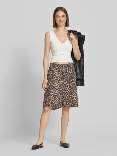 Modelka nosi Slim Fit Trägertop mit Raffungen und V-Ausschnitt Modell 'MY' od Topshop, bawełna z elastanem, krój slim fit, cropped, dekolt V, marszczenia, długość pleców w rozmiarze S: 43 cm, jasny top, widok całej sylwetki z przodu.